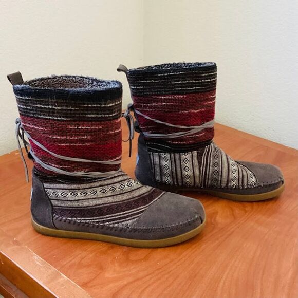Tom's Nepal Boots Suede Wool Gray Red Fair Isle Mixed Woven Pull-on Size 8.5 - Picture 1 of 7